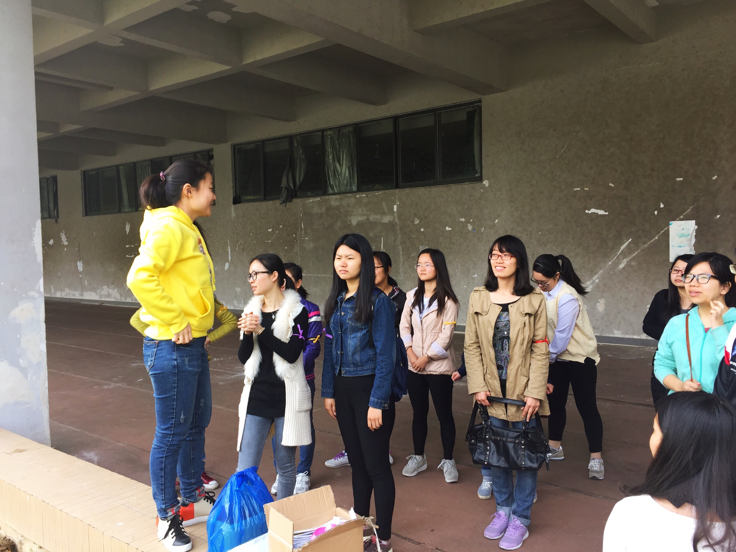 工作人員講解比賽規則